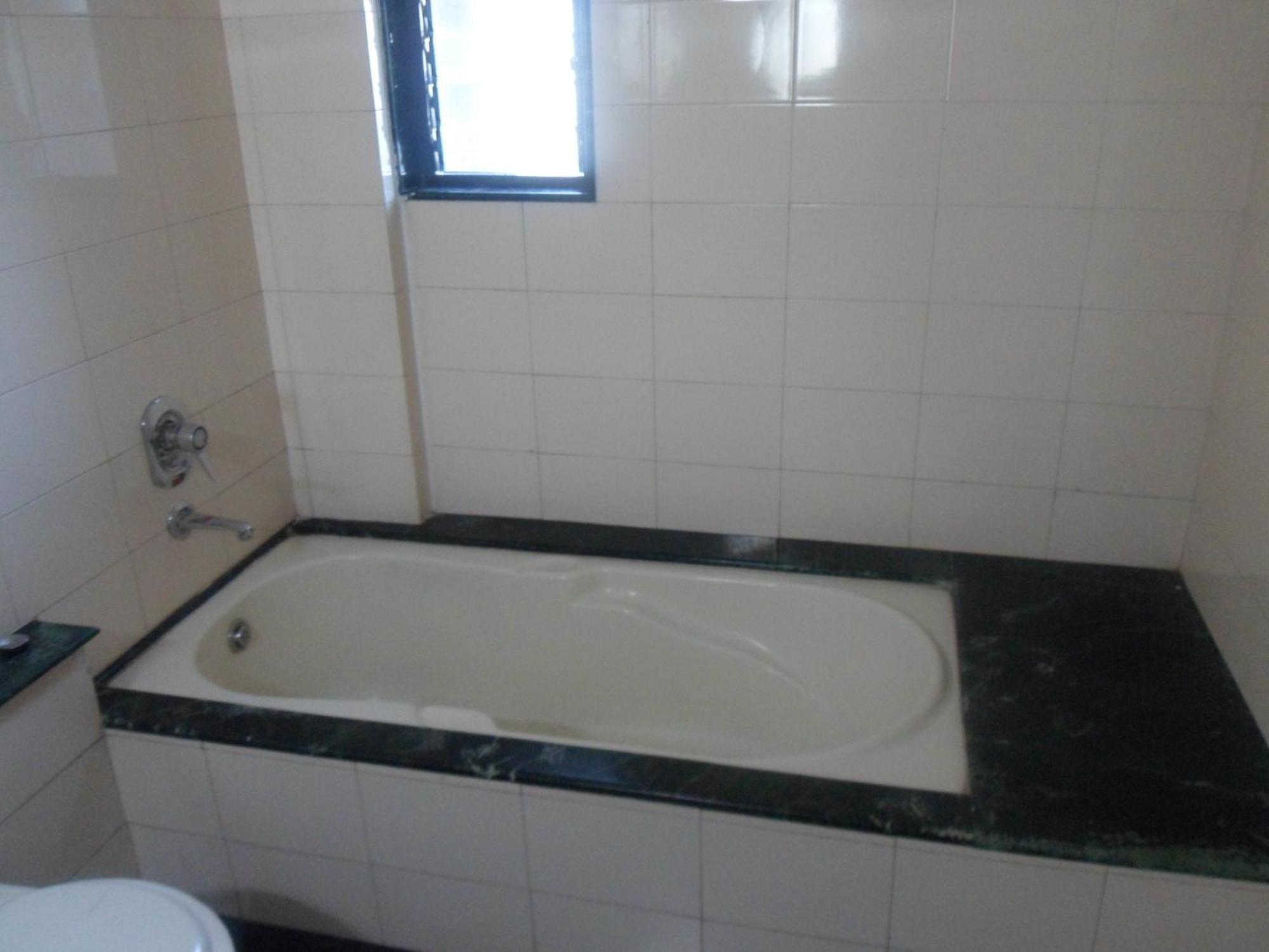 Hotel Pooja International Nashik Rum bild