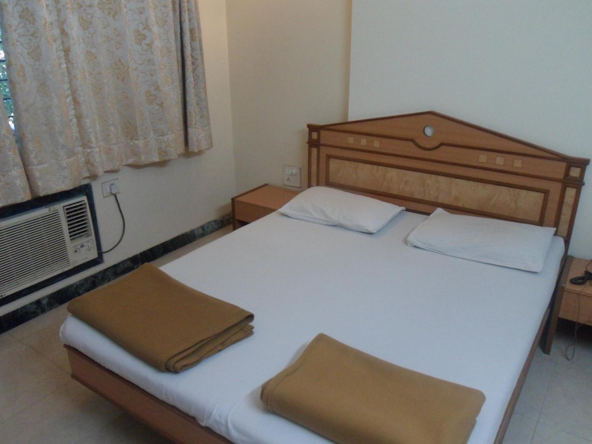 Hotel Pooja International Nashik Rum bild