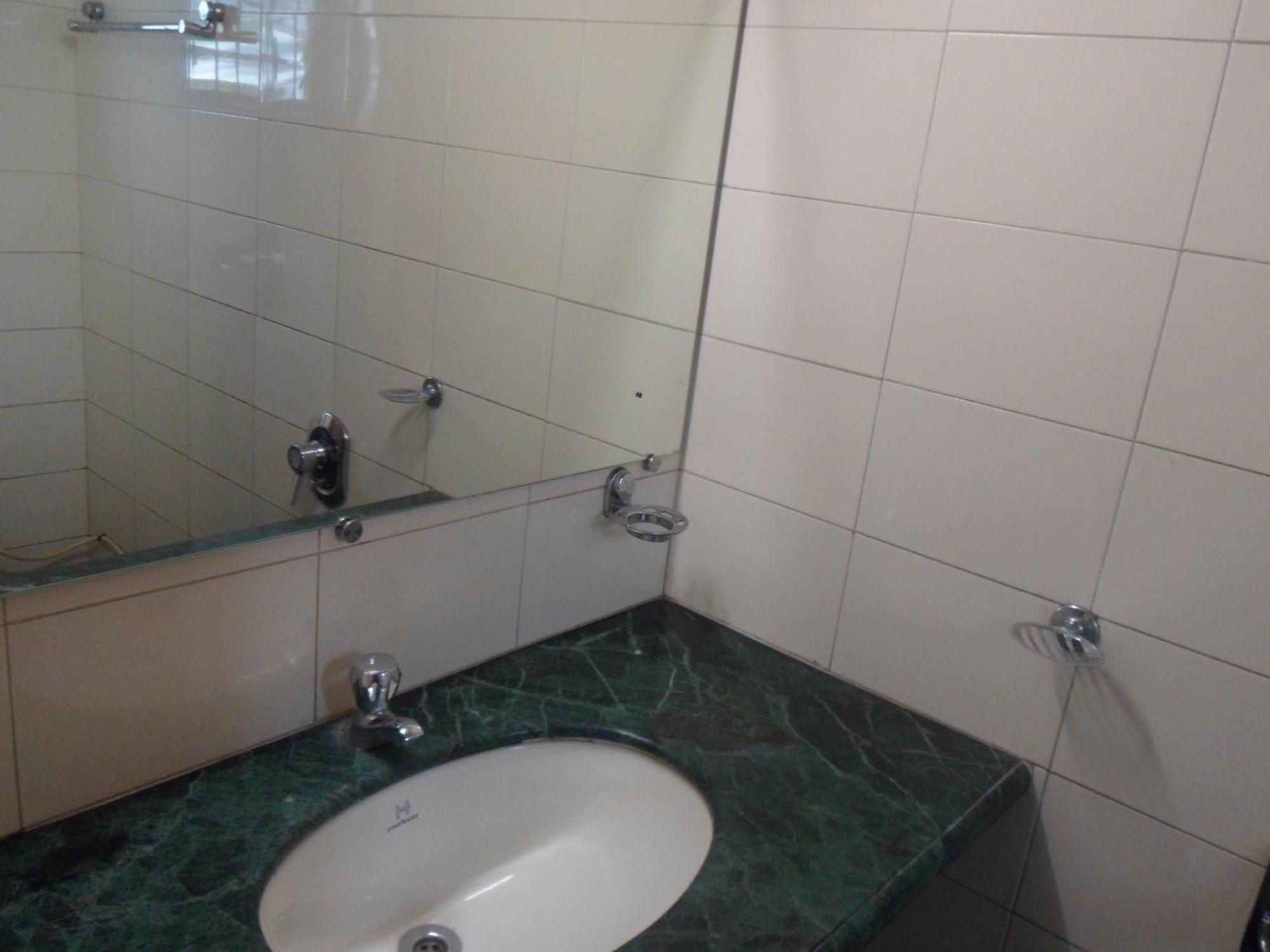 Hotel Pooja International Nashik Rum bild
