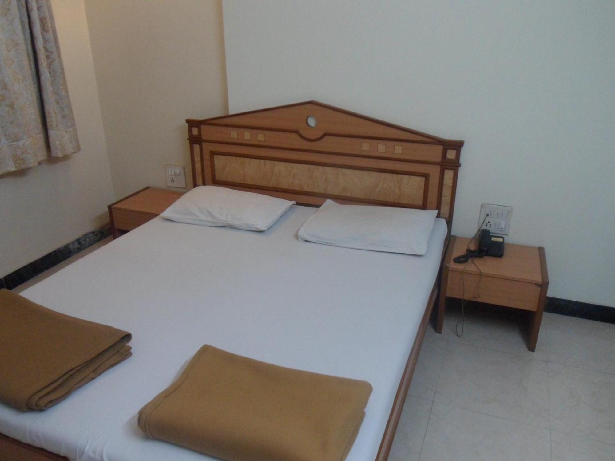 Hotel Pooja International Nashik Rum bild