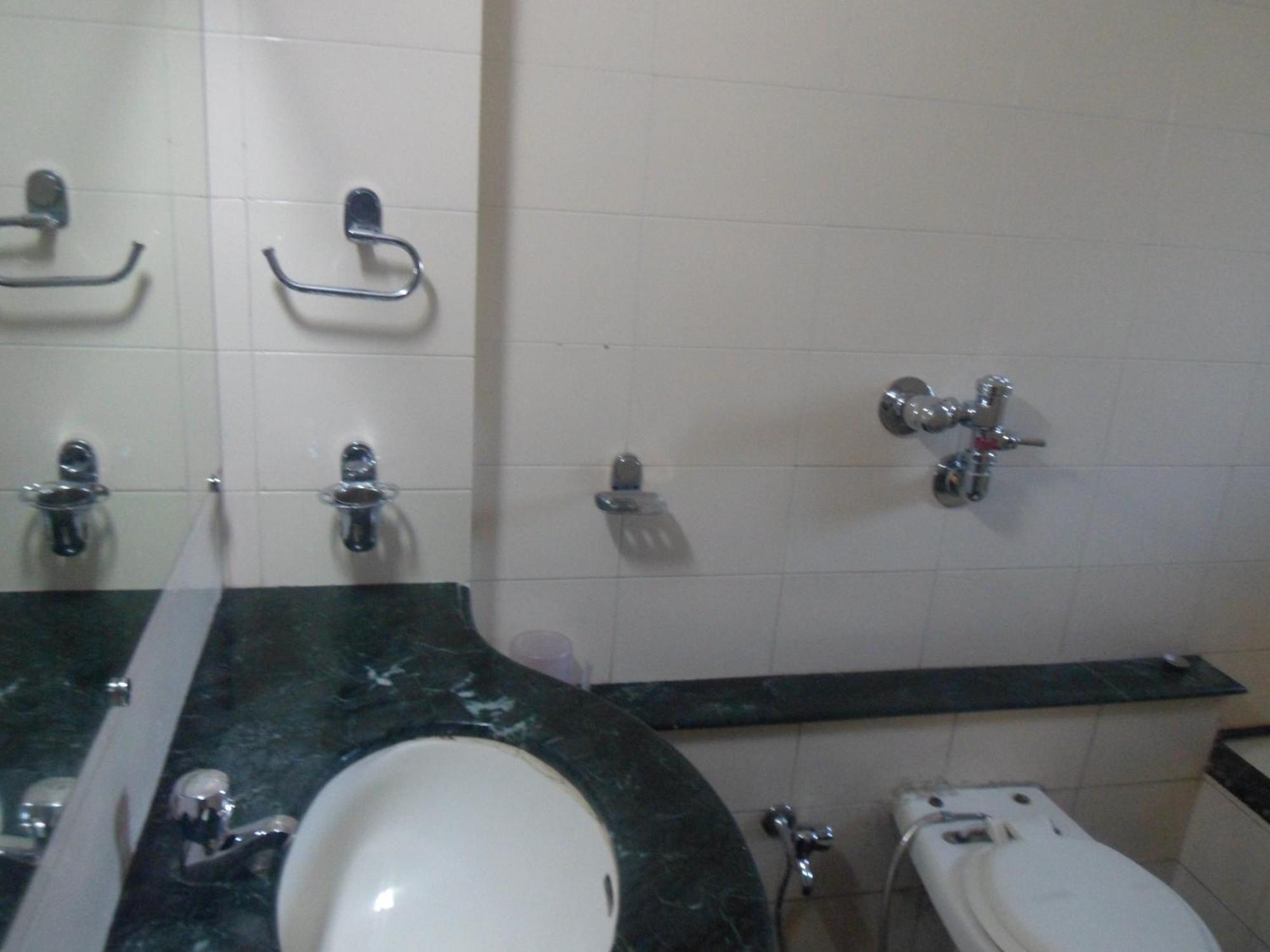 Hotel Pooja International Nashik Rum bild