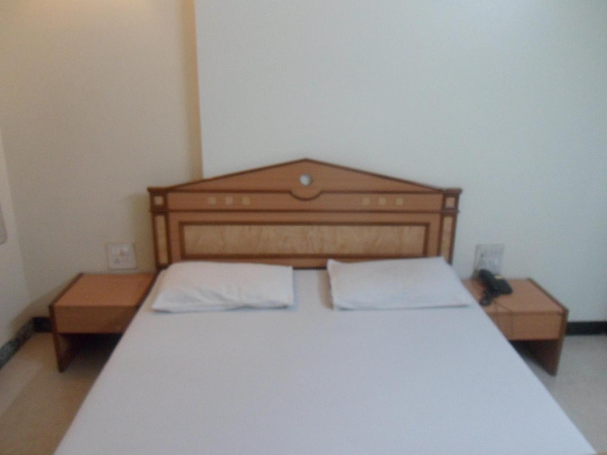 Hotel Pooja International Nashik Rum bild