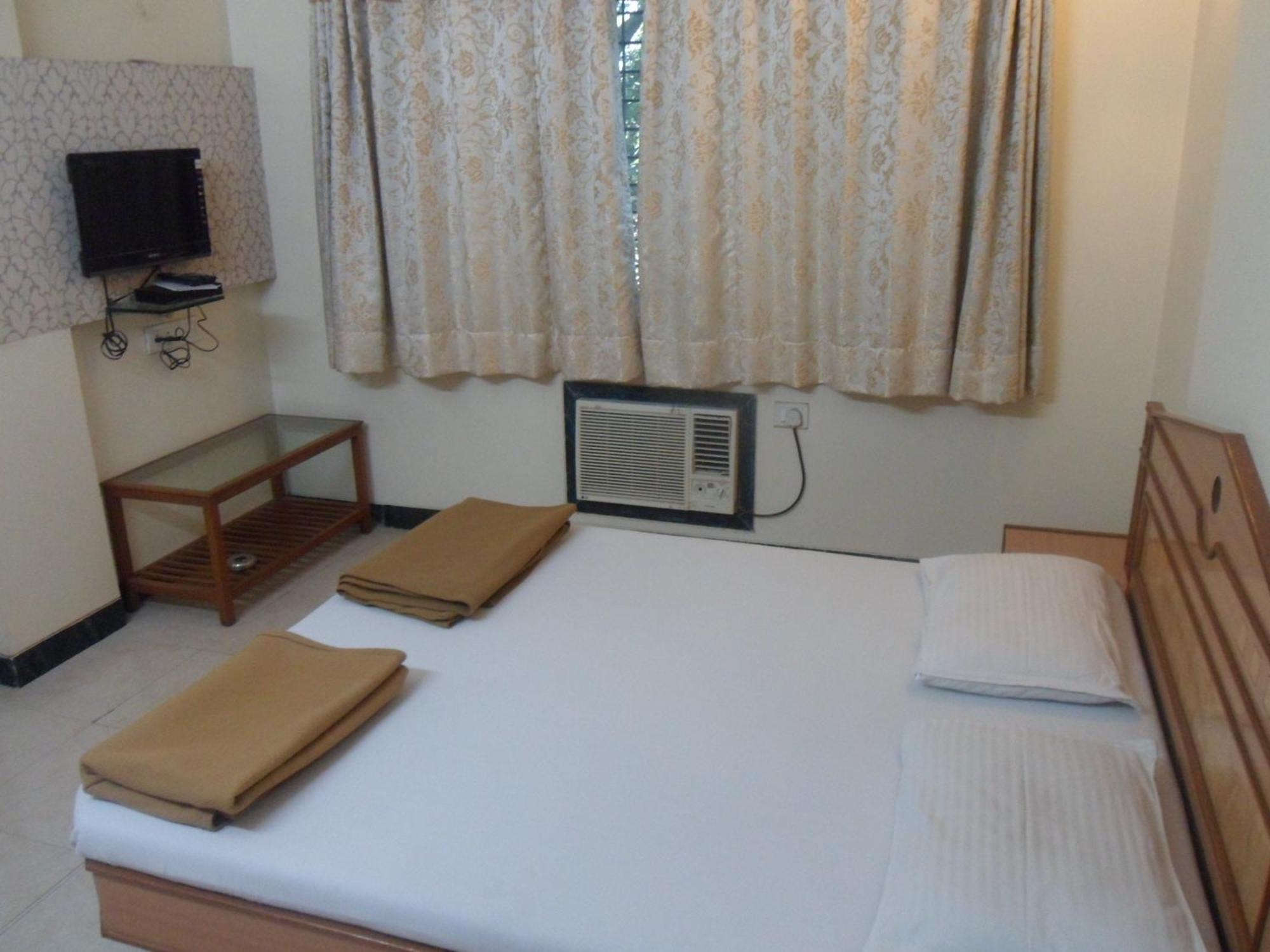 Hotel Pooja International Nashik Rum bild