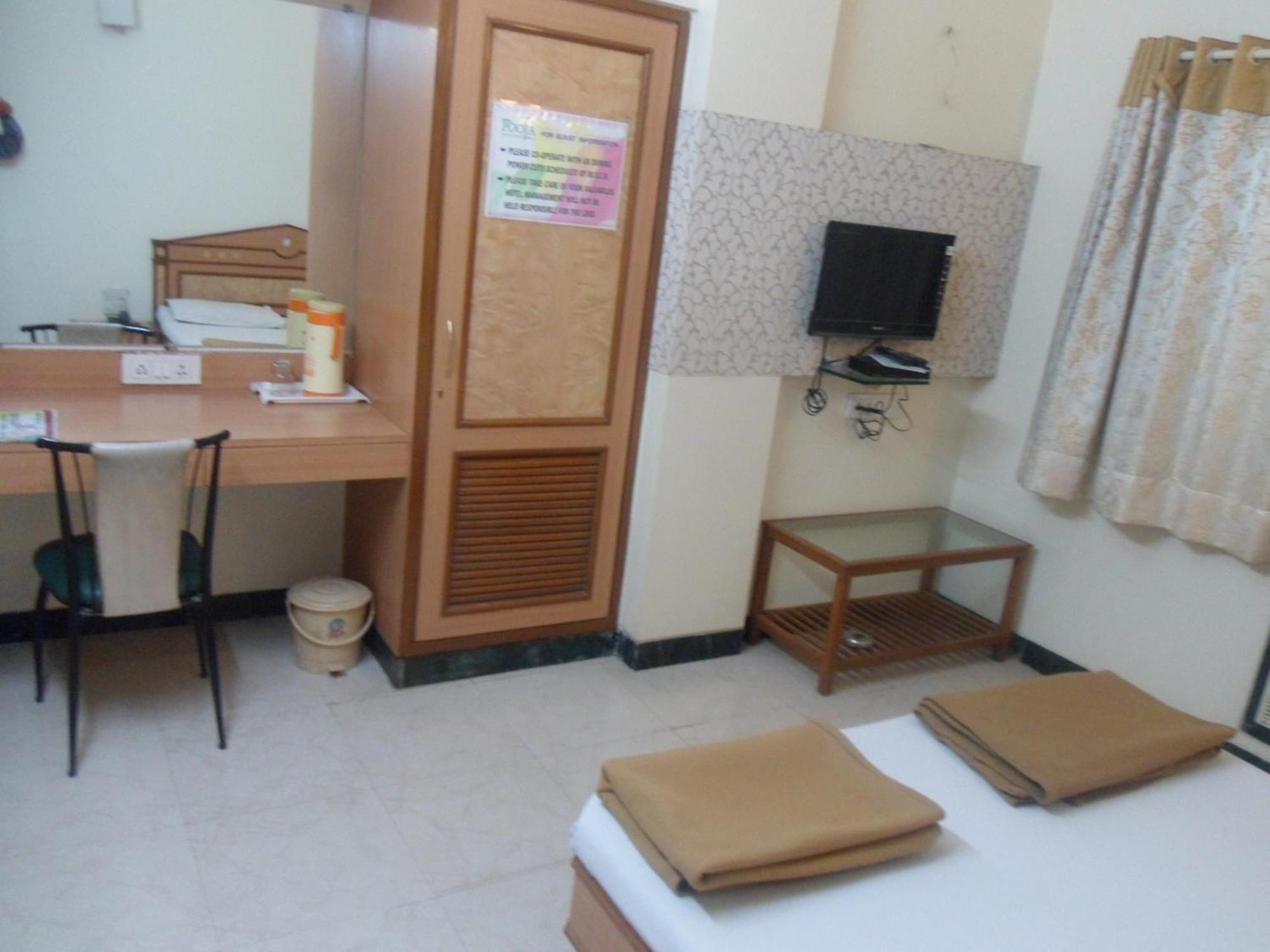 Hotel Pooja International Nashik Rum bild