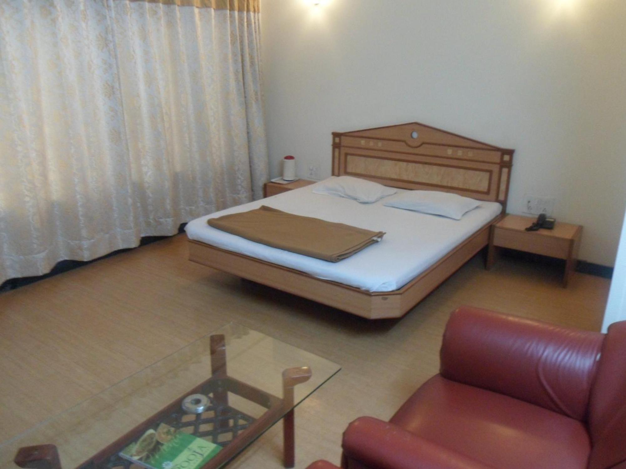Hotel Pooja International Nashik Rum bild