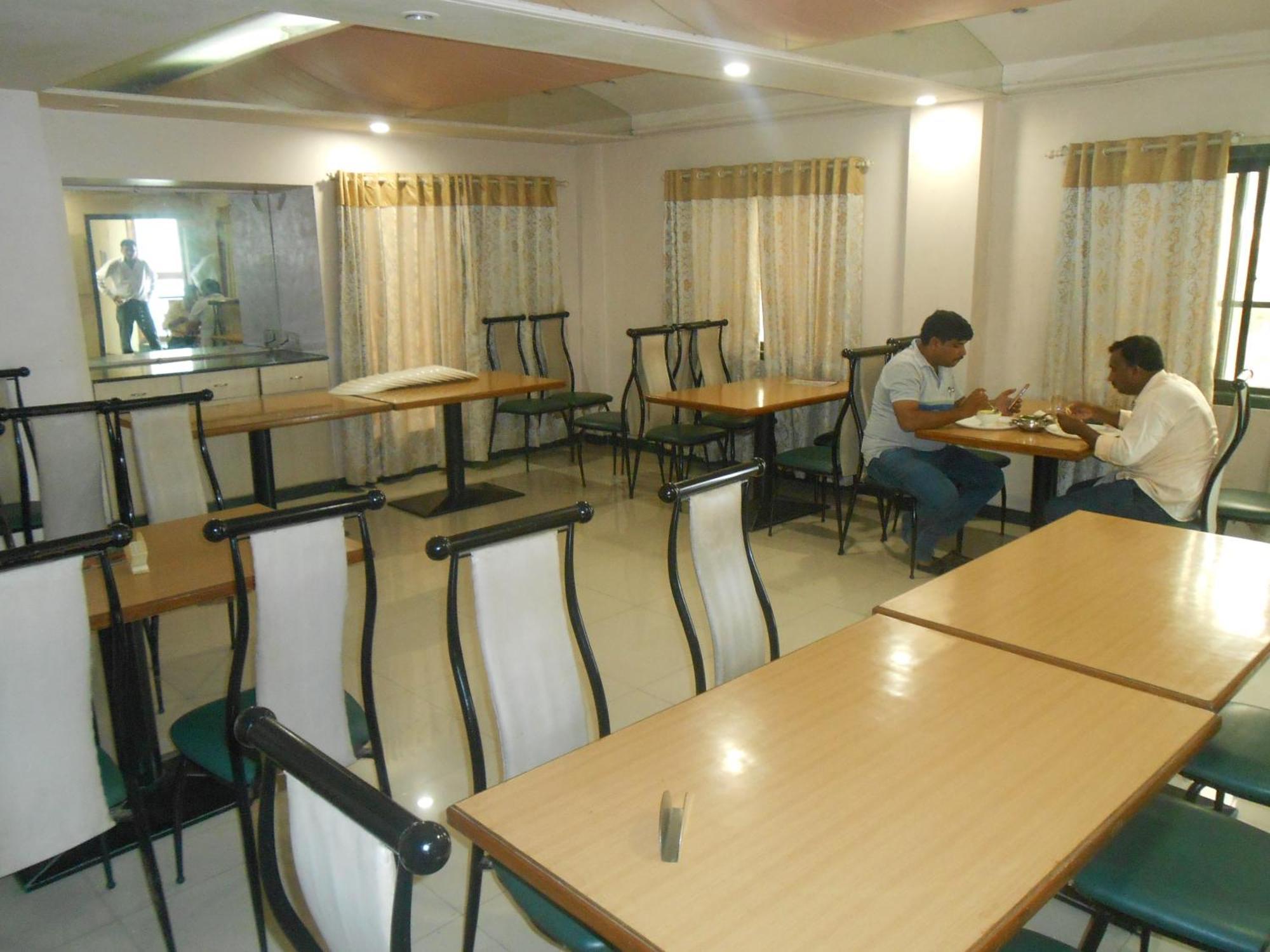 Hotel Pooja International Nashik Exteriör bild